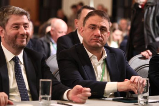 Πιέζει για προσφυγή στις κάλπες το ΠΑΣΟΚ